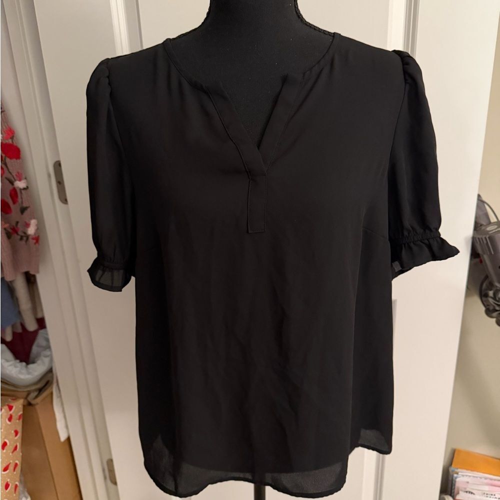 DR2 Black Puff Sleeve Blouse size medium. Ruffle short sleeve v neck top